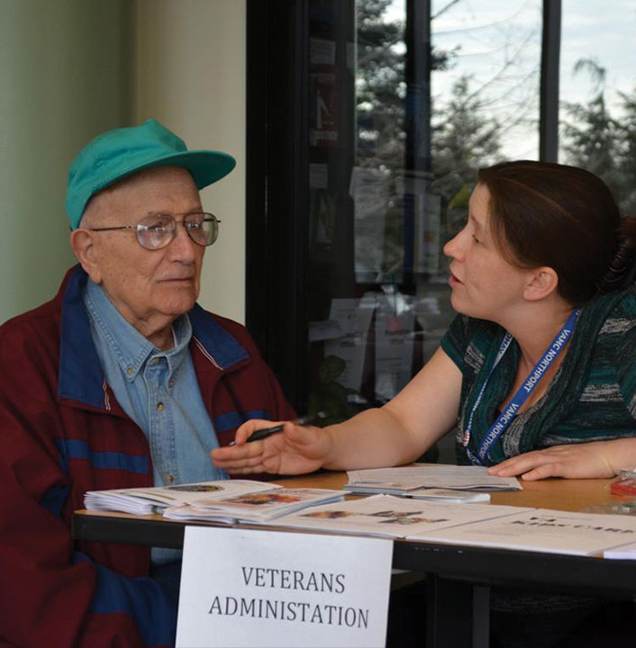 Student speaking with a Veteran