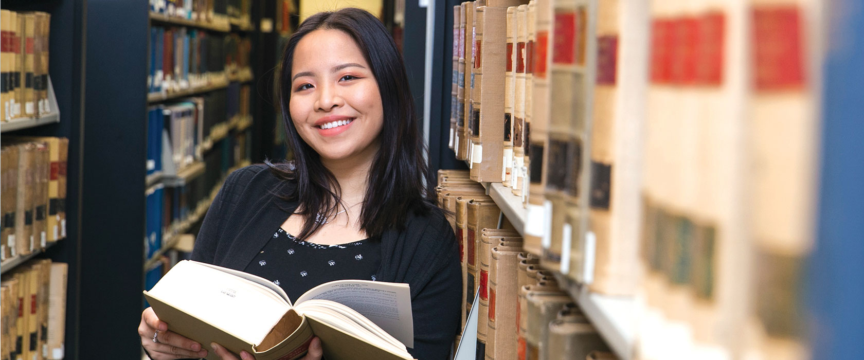 Hofstra's Paralegal Certificate Students Use The Law Library