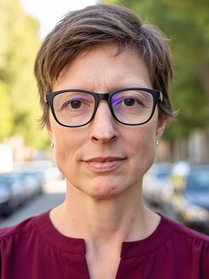 Lisa M White